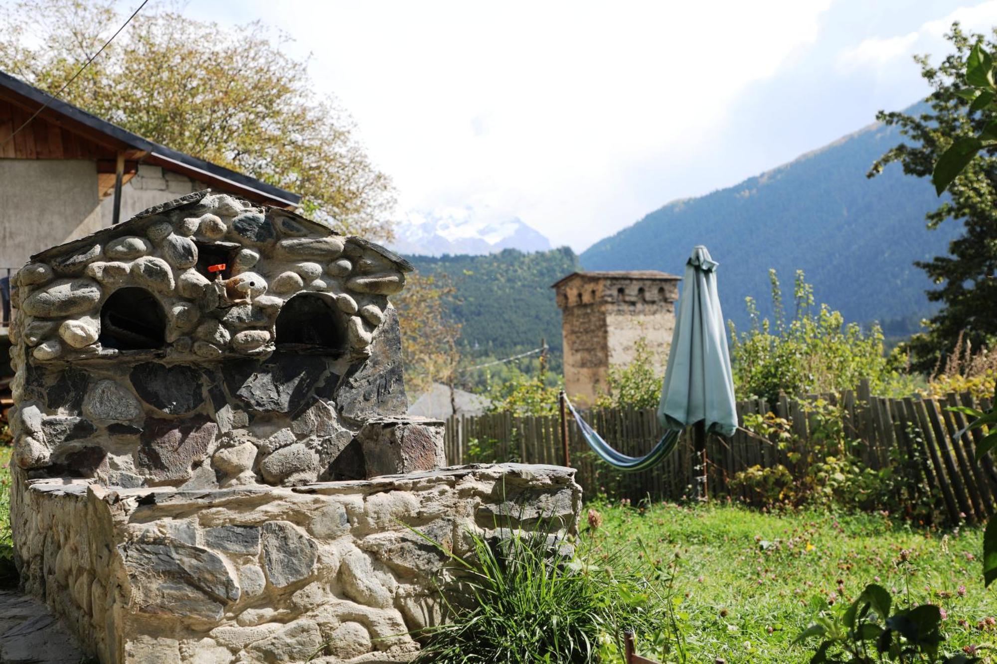 Nadia Guesthouse Mestia Bagian luar foto