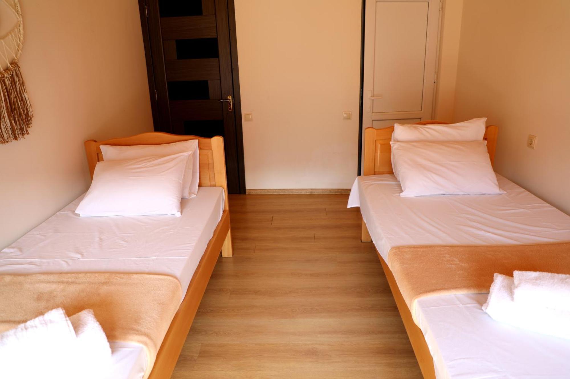 Nadia Guesthouse Mestia Bagian luar foto