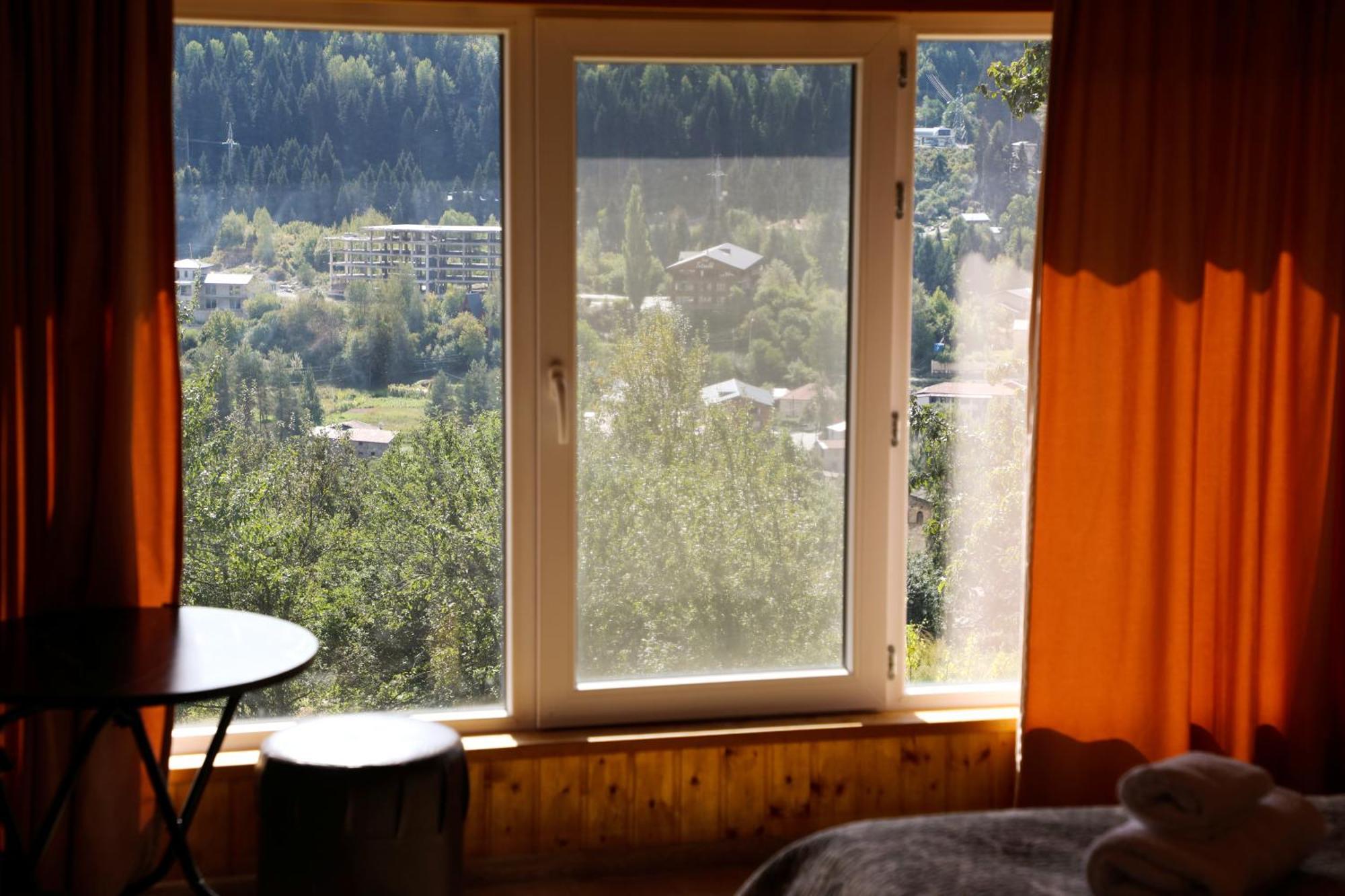 Nadia Guesthouse Mestia Bagian luar foto