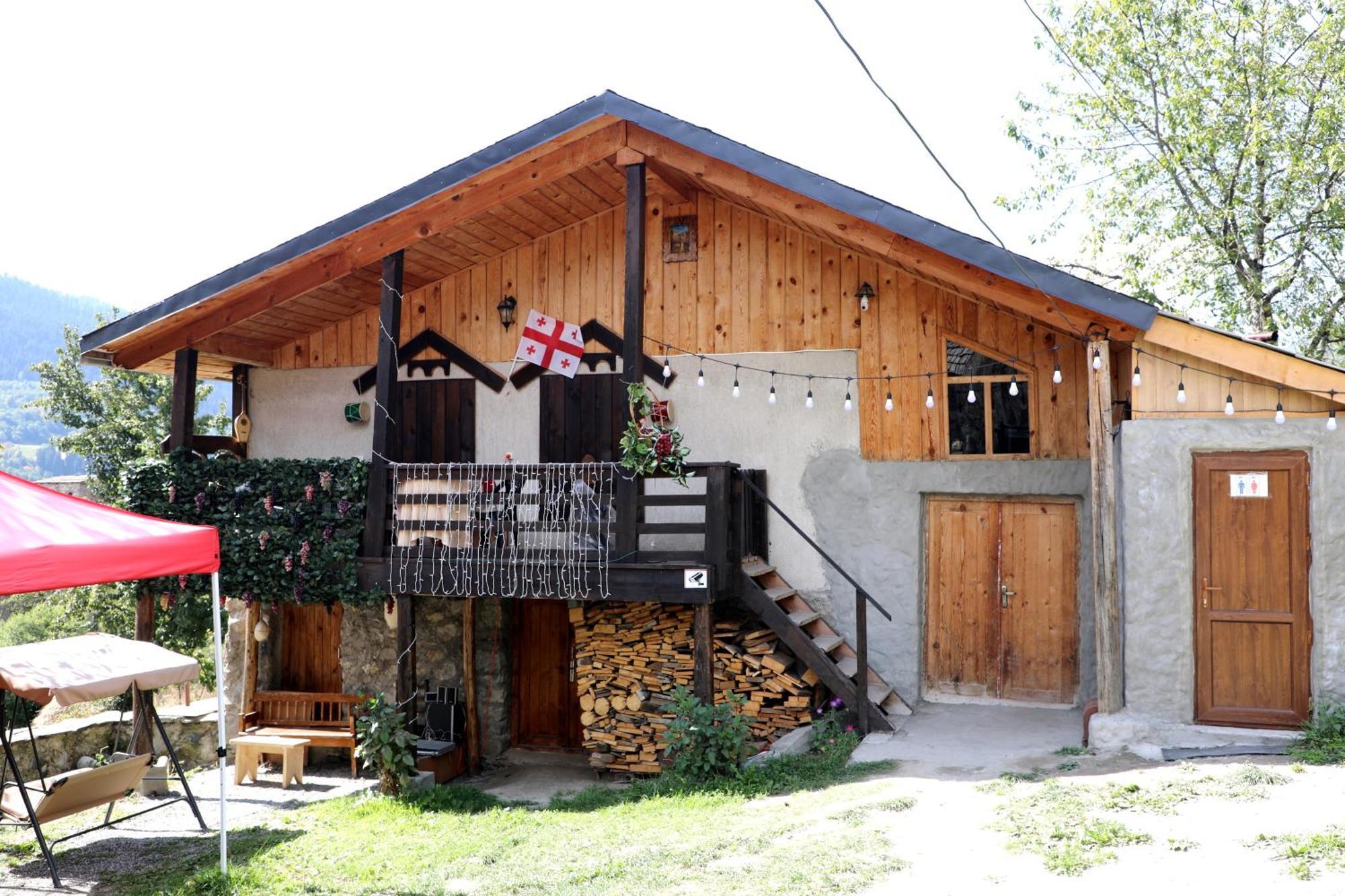 Nadia Guesthouse Mestia Bagian luar foto