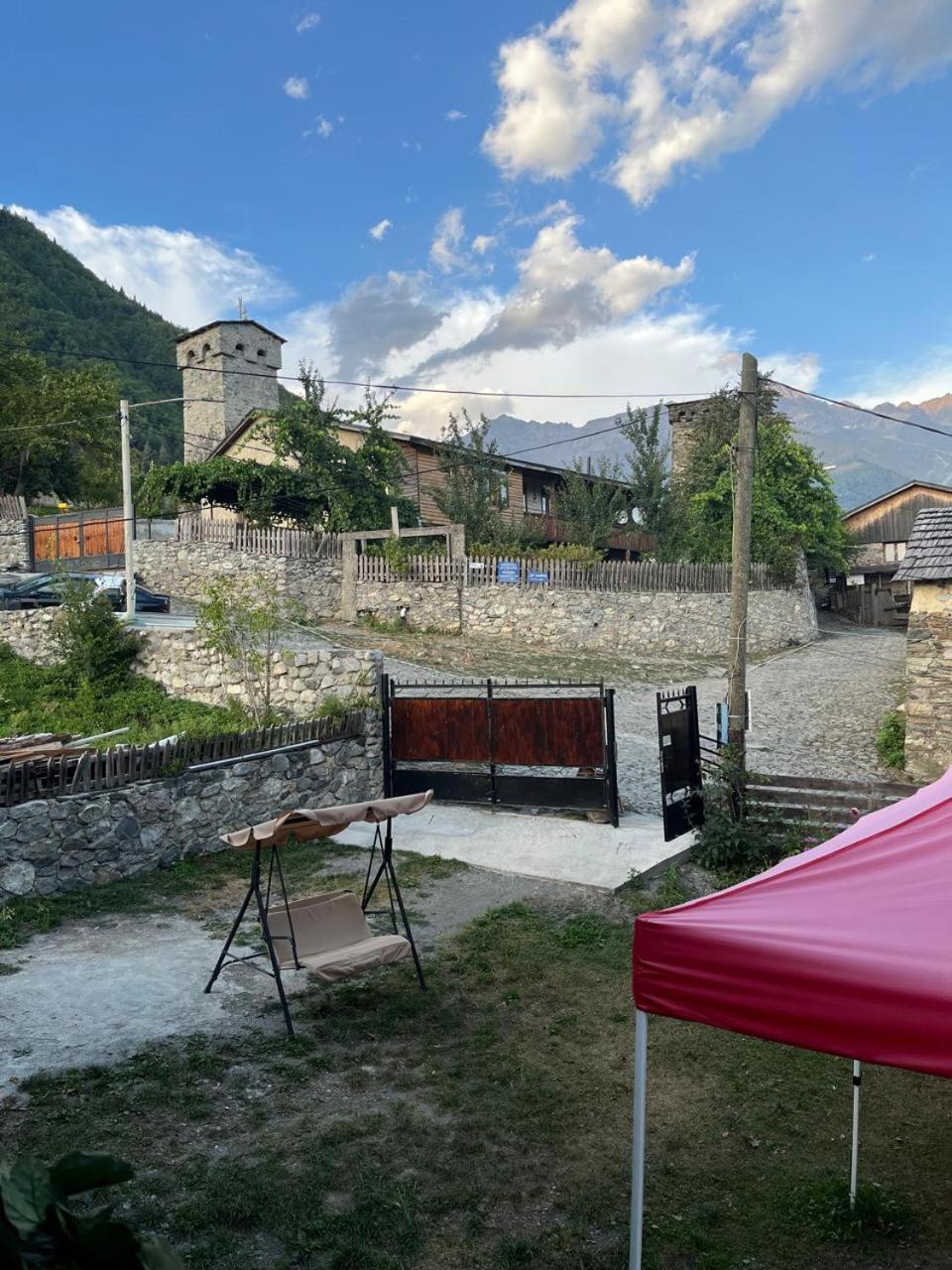 Nadia Guesthouse Mestia Bagian luar foto