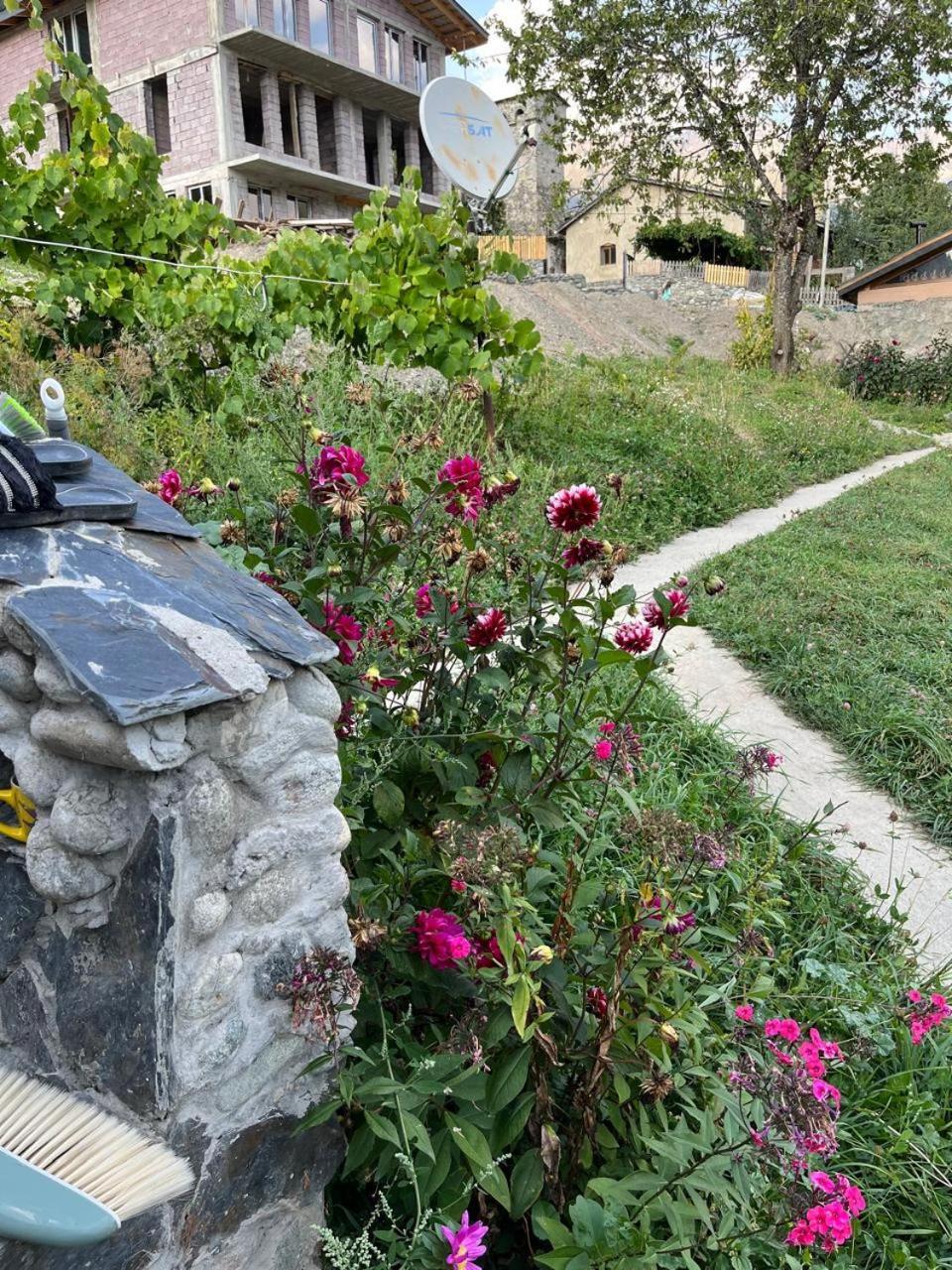 Nadia Guesthouse Mestia Bagian luar foto